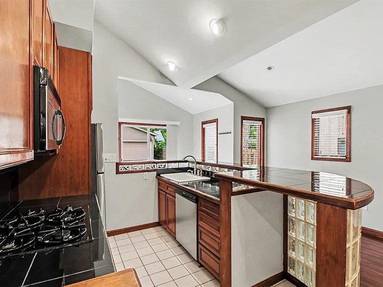 418 Austin Ave — Photo 22