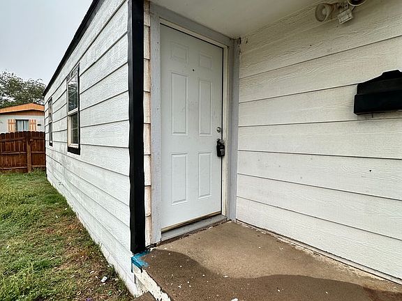 2nd image of 2003 N Manhattan St
