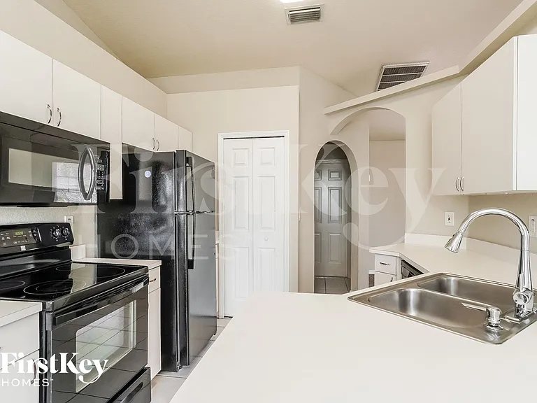 300 SE 16th St — Photo 5