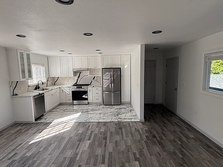 1035 Adams St #4 — Photo 1