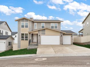 1263 White Clfs, Saint Middleton, ID 83644