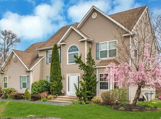 18 Brittany Ct, Ridge, NY 11961