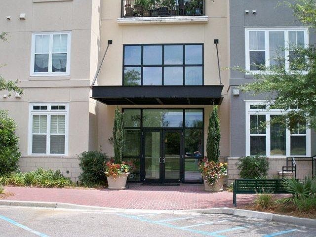 1st image of 200 River Landing Dr #B306