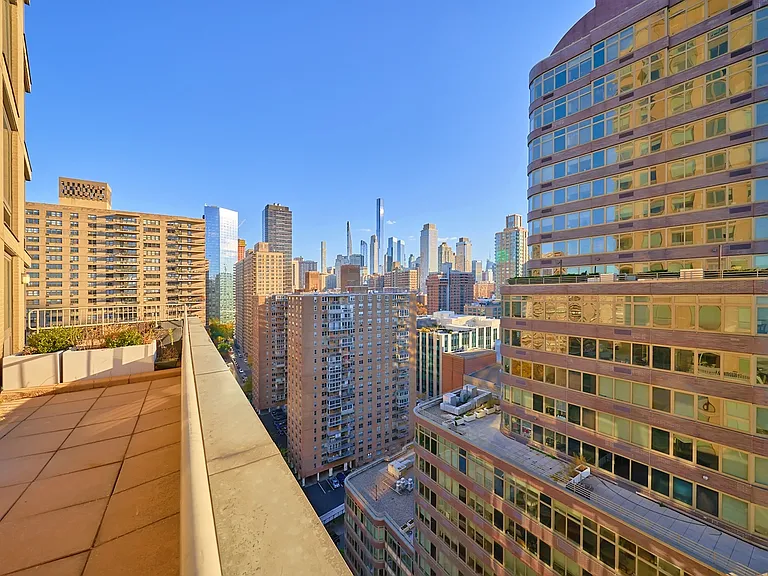 160 Riverside Blvd #21F — Photo 3