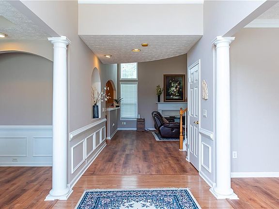 3rd image of 425 Martin Creek Way