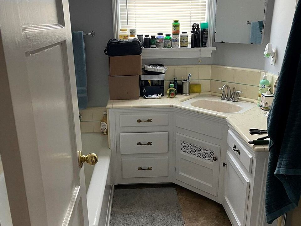 2nd image of 913 El Rancho Dr