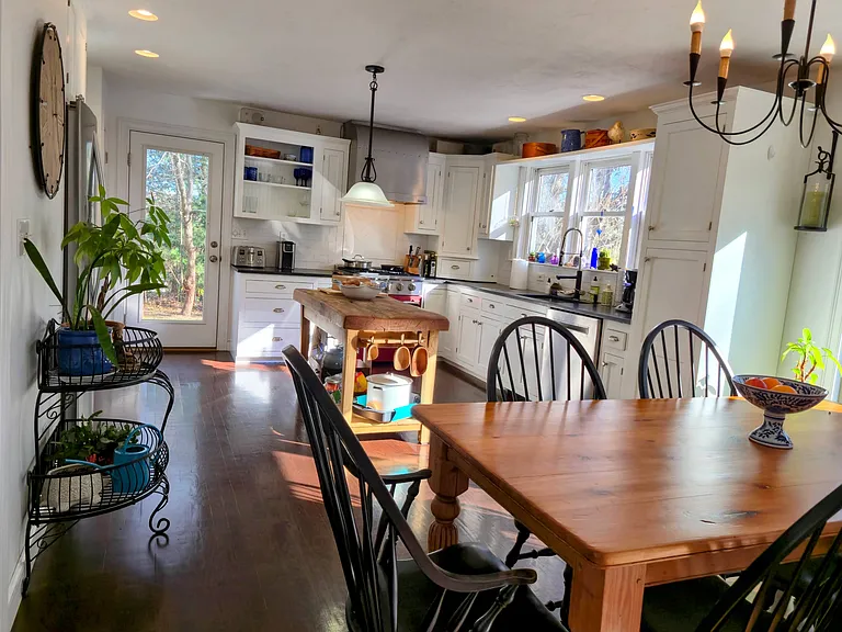 20 Hirsch Rd — Photo 4
