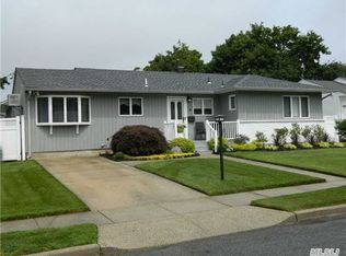 8 Edi Ave, Plainview, NY 11803