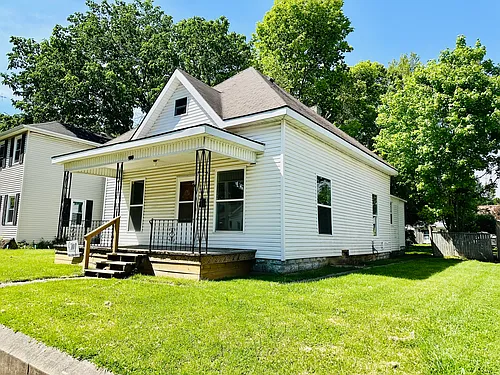 306 NW J St Photo 1