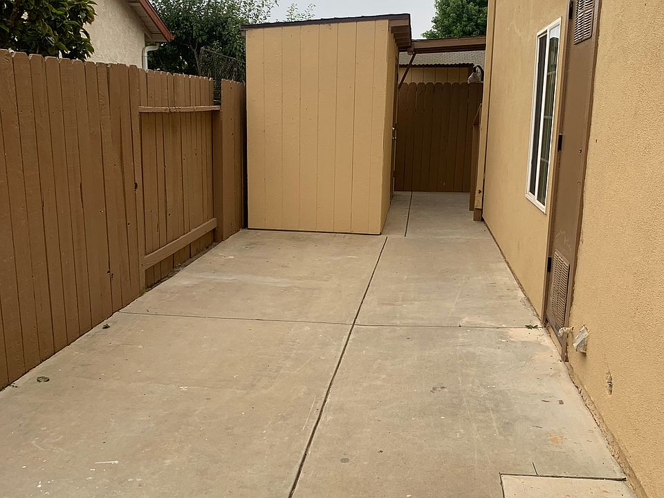 1st image of 1010 W Robert Ln