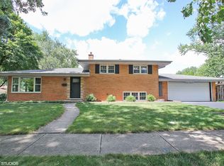 1424 E Small Ln, Mount Prospect, IL