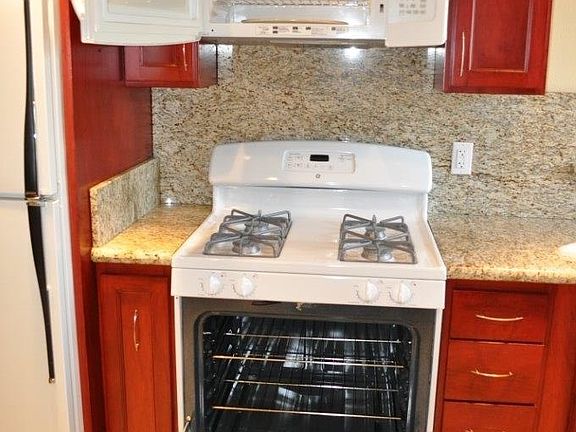 3rd image of 1065 W 16th St