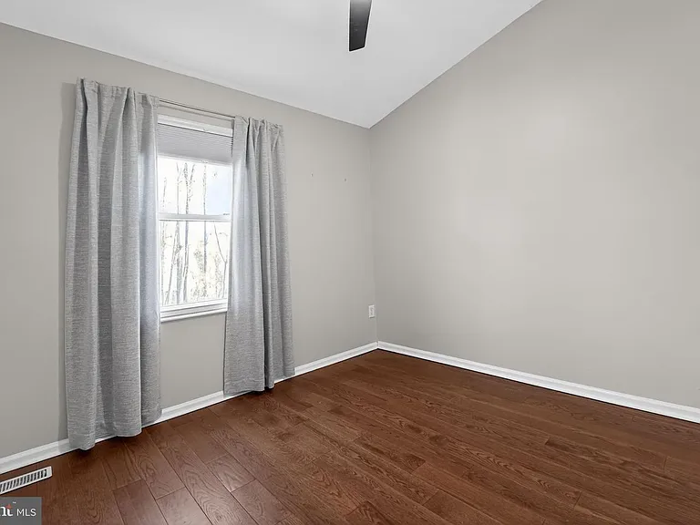 708 Suffield Dr — Photo 2