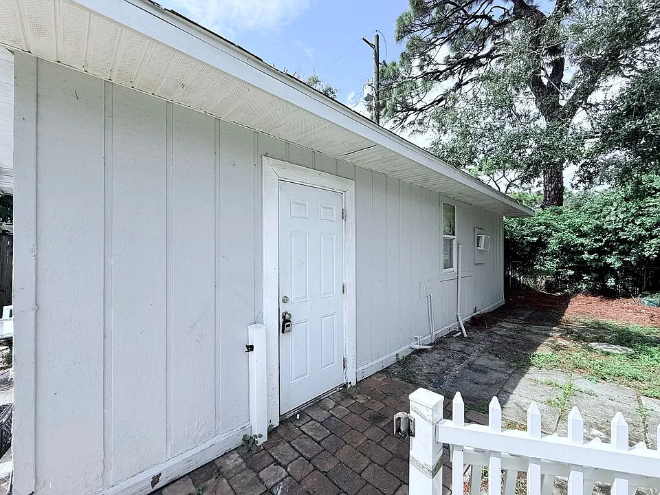 905 East Ave