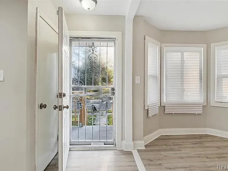 3 bed, 1.0 bath, 998 sqft, $1,450 — Photo 4