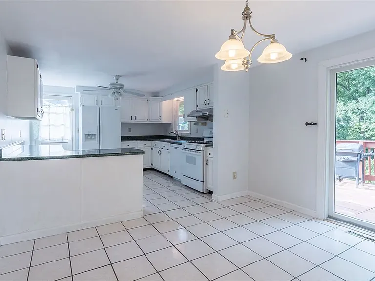 19 Jennifer Dr — Photo 8