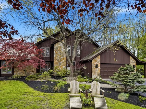 2 Chicory Ln, East Amherst, NY 14051