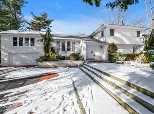 97 Cedar Dr, Great Neck, NY 11021