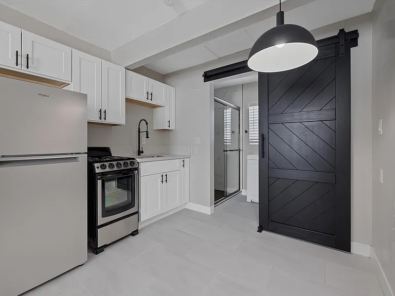 913 S 3rd St — Photo 10