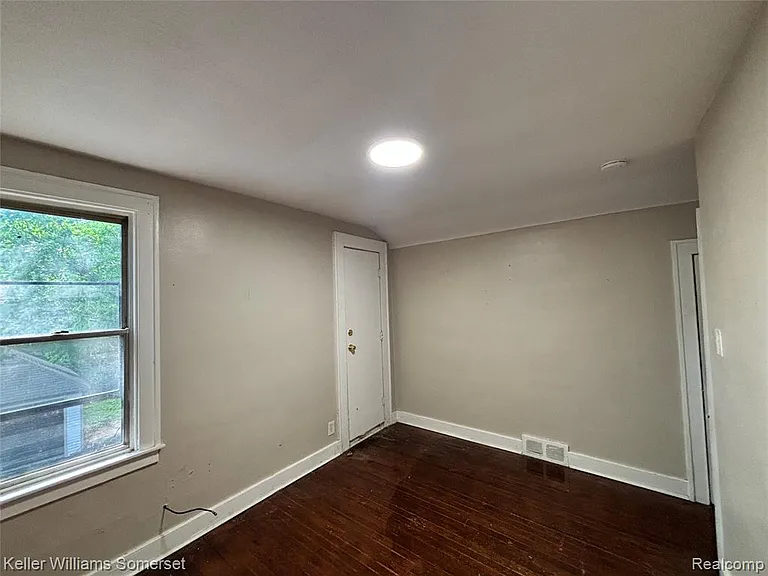 5783 Yorkshire Rd — Photo 11