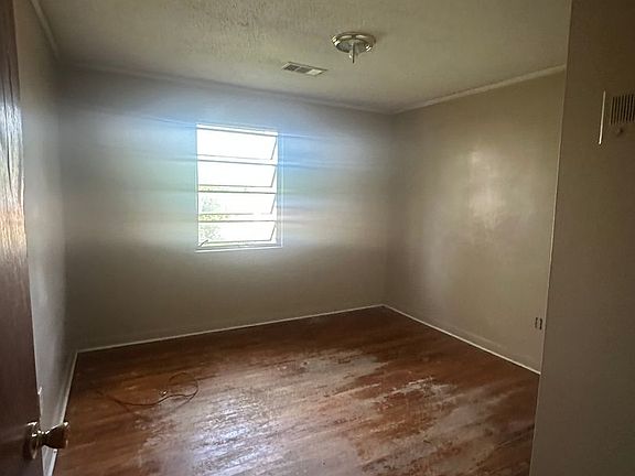 2nd image of 800 E 6th St