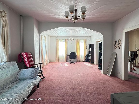 4th image of 405 Northumberland St