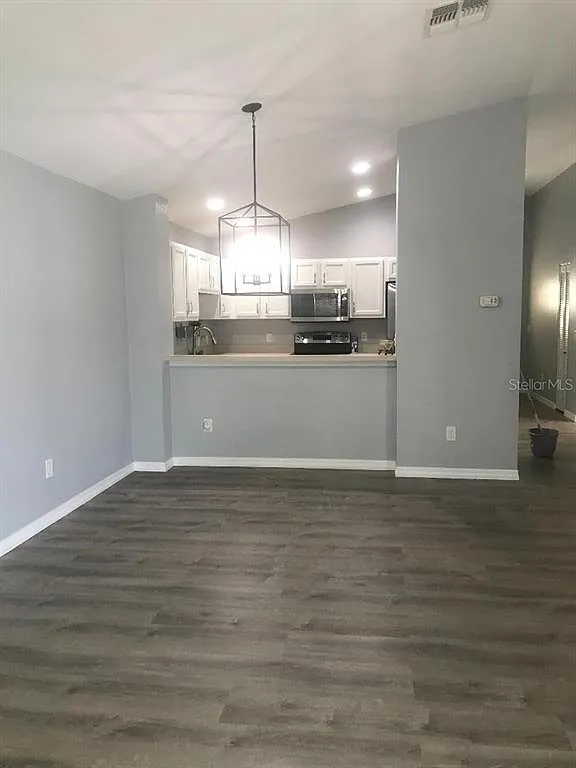 2 bed, 2.0 bath, 1122 sqft, $2,000 — Photo 2