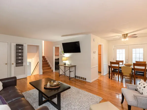 8806 W 71st Ter, Prairie Village, KS 66204
