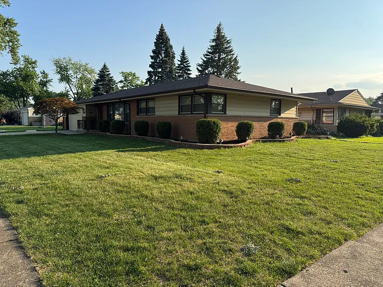 860 Madelyn Dr — Photo 2