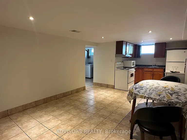 1470 Fisher Ave — Photo 2