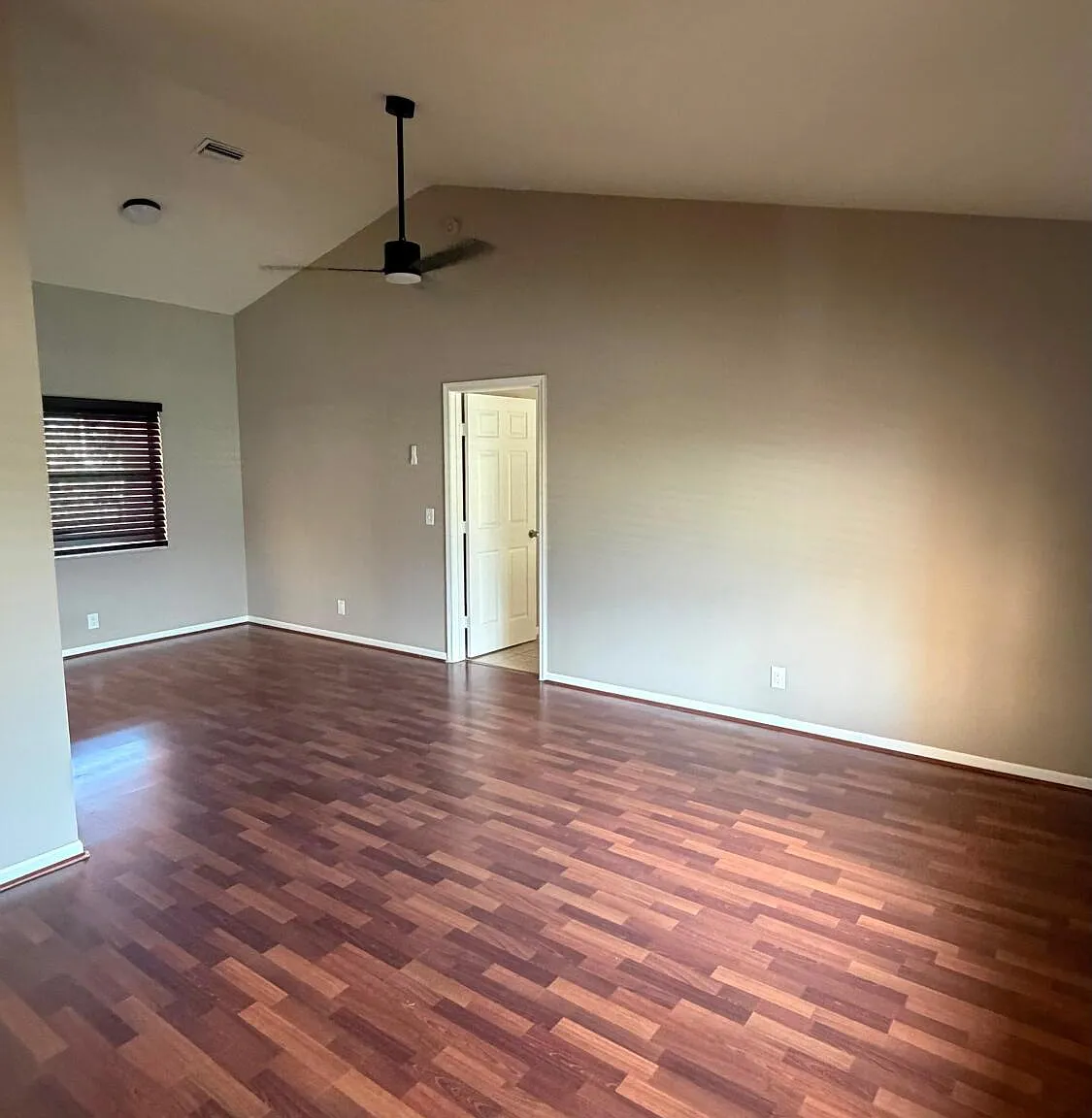 4 bed, 2.0 bath, 1915 sqft, $4,500 — Photo 2