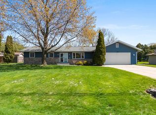 1285 Lakeshore Dr, Menasha, WI 54952
