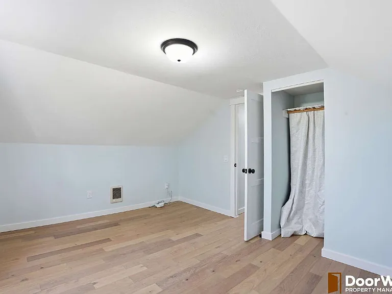 1401 E 11th St — Photo 17