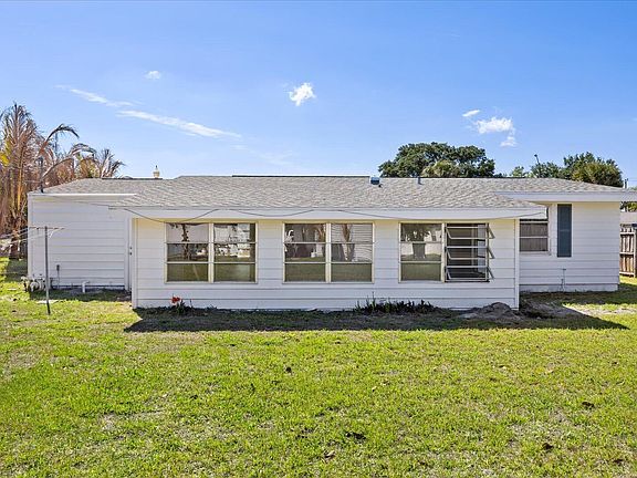 5th image of 555 SE Airoso Boulevard