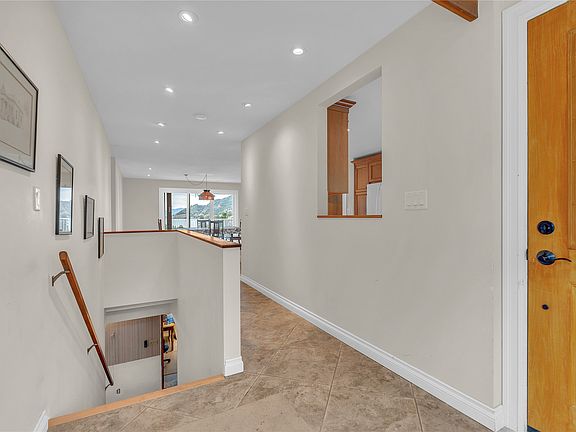3rd image of 418 Panorama Cres