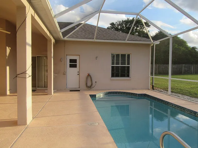 1804 Abbeyridge Dr — Photo 2