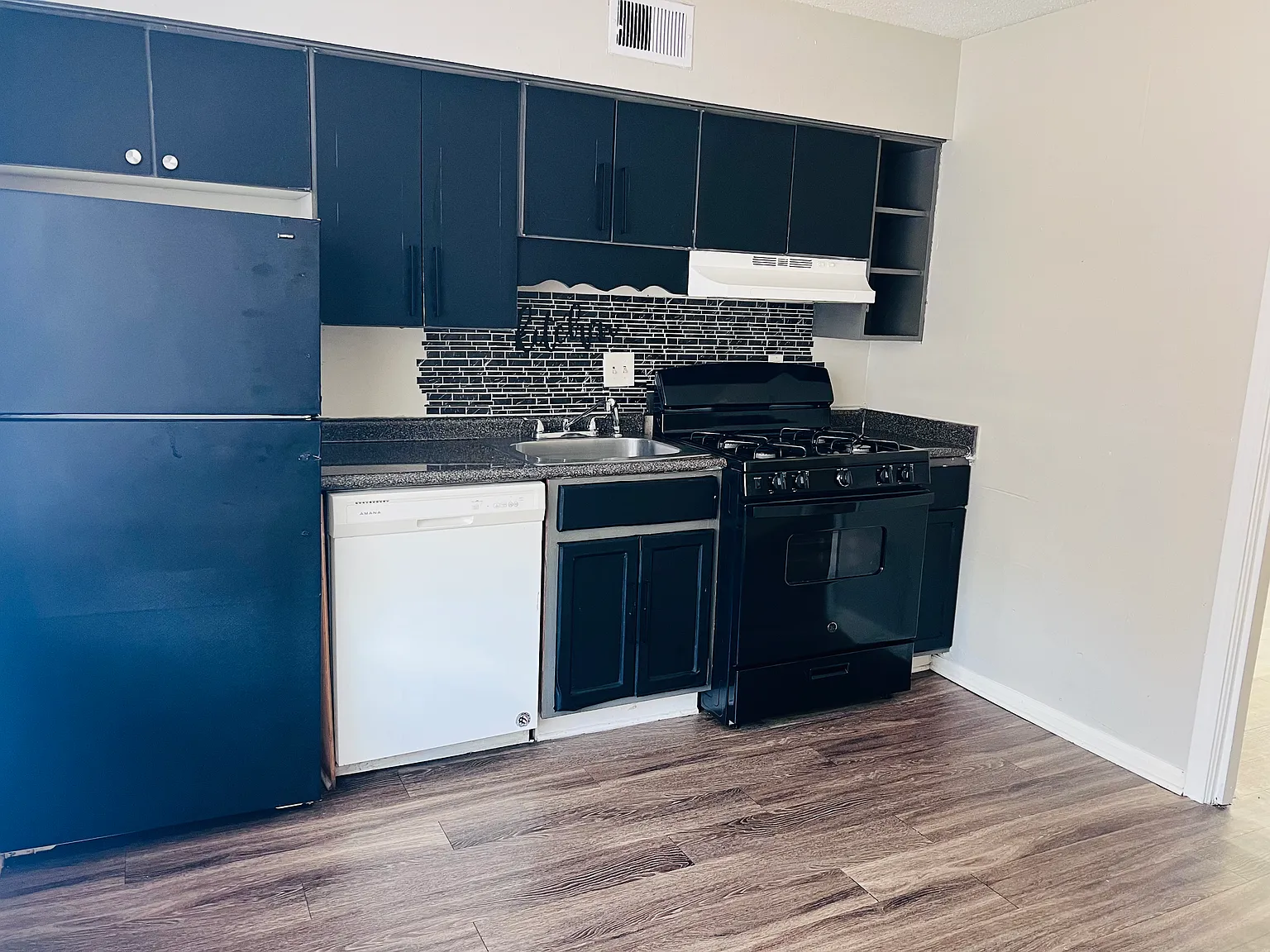 3 bed, 800 sqft, $799 — Photo 3
