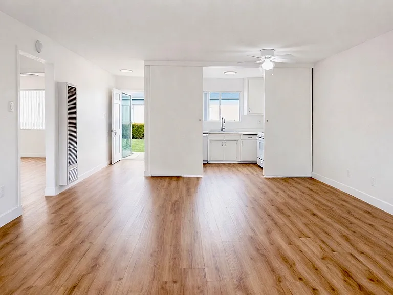 Lynrose Manor Apartments — Photo 14