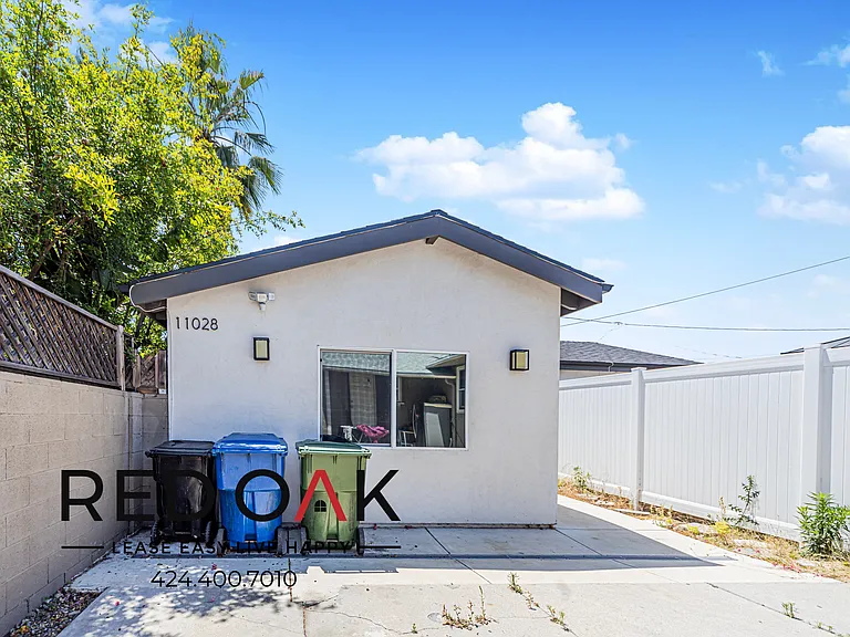 11028 Califa St — Photo 20
