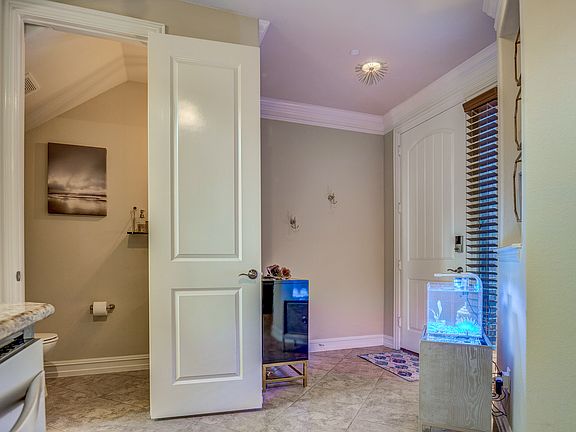4th image of 3009 Aurora Dr