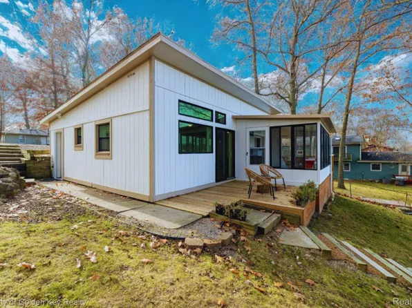 11523 Timberlane Trl, Hartland, MI 48353