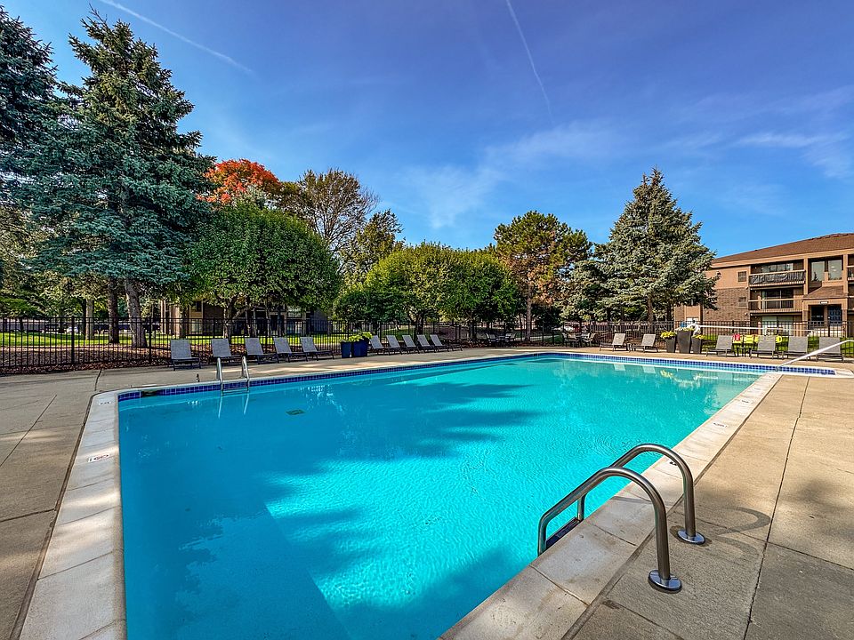 2 Heated pools at Lakeside Village Apartments Clinton Township MI