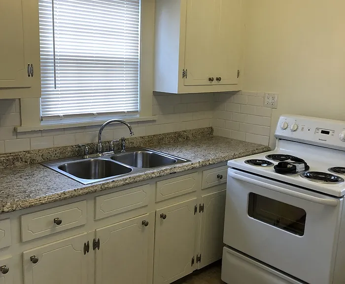 542 E Black St — Photo 2