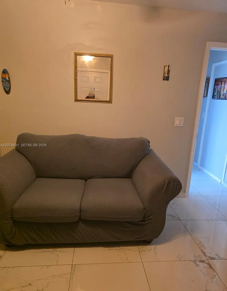 1 bed, 1.0 bath, $1,175 — Photo 2