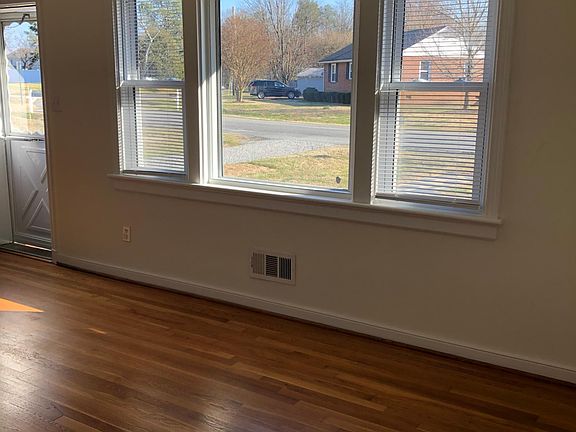 4th image of 4104 Balmoral Ave