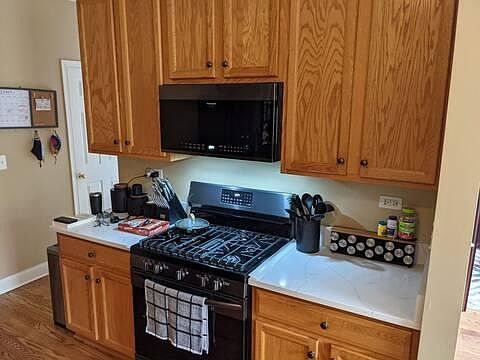 Kitchen cooking area with premium oven and Microwave