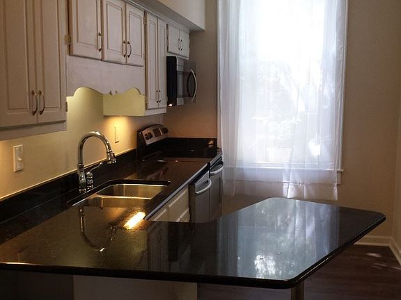 5th image of 402 Pembroke Ave