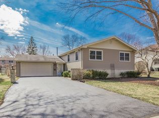 741 Liberty Bell Ln, Libertyville, IL 60048