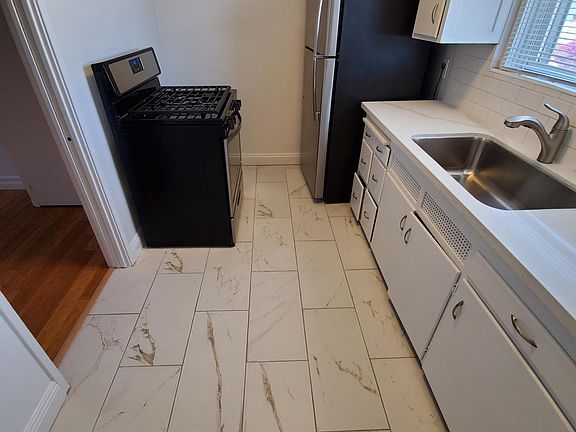4th image of 130 Roycroft Ave #302
