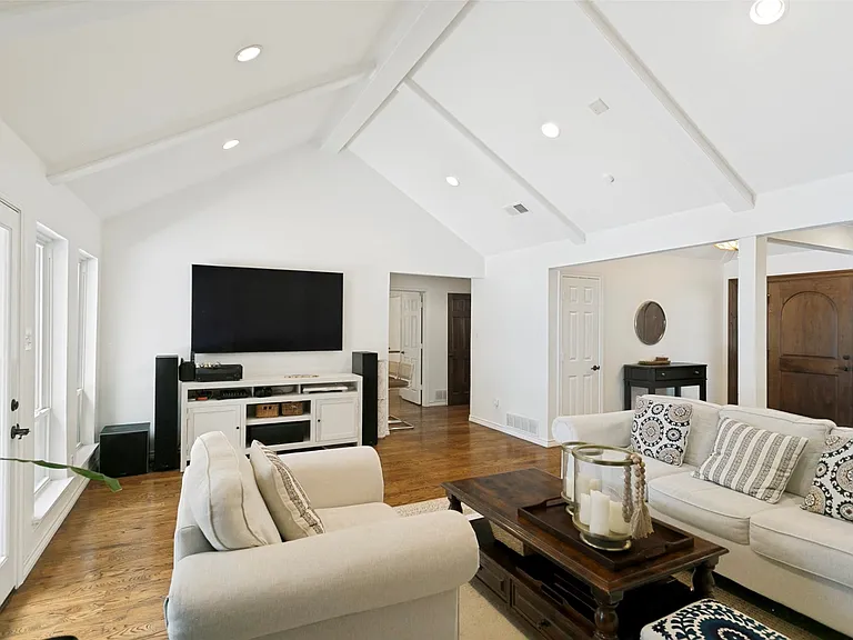 6010 Yellow Rock Trl — Photo 4